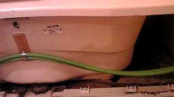 浴槽下の水垢、カビ